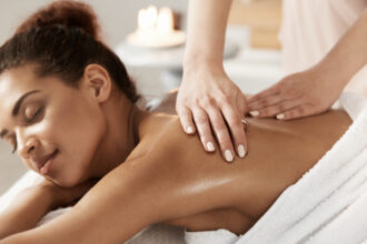 Comparaison des massages corps relaxants, énergisants et musculaires