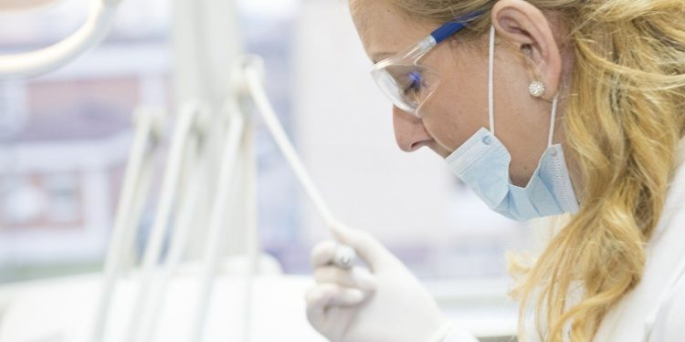 Une dentiste