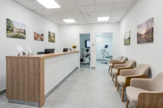 Salle d'attente moderne d'un cabinet dentaire en Lot-et-Garonne avec accueil professionnel